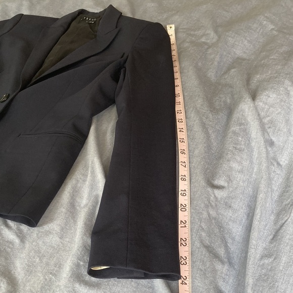 **SOLD** Theory wool Gabe B blazer, dark blue - Picture 6 of 15